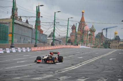 Автоспортивное шоу Moscow City Racing 2013. Гонки вокруг Кремля. На снимке: гонщик команды Lotus в классе `Формула 1` Давиде Вальсекки (Davide Valsecchi).