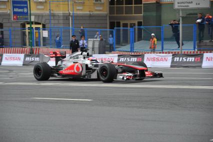 Автоспортивное шоу Moscow City Racing 2013. Гонки вокруг Кремля. На снимке: чемпион мира в классе `Формула 1`, гонщик команды Vodafone Mclaren Mercedes Дженсон Баттон (Jenson Button).