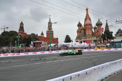 Автоспортивное шоу Moscow City Racing 2013. Гонки вокруг Кремля. На снимке: гонщик команды Caterham в классе `Формула 1` Хейкки Ковалайнен (Heikki Kovalainen).