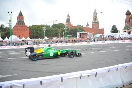 Автоспортивное шоу Moscow City Racing 2013. Гонки вокруг Кремля. На снимке: гонщик команды Caterham в классе `Формула 1` Хейкки Ковалайнен (Heikki Kovalainen).