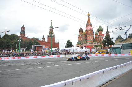 Автоспортивное шоу Moscow City Racing 2013. Гонки вокруг Кремля. На снимке: гоночный автомобиль.