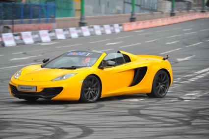 Автоспортивное шоу Moscow City Racing 2013. Гонки вокруг Кремля. На снимке:  чемпион мира в классе `Формула 1`, гонщик команды Vodafone Mclaren Mercedes Дженсон Баттон (Jenson Button).