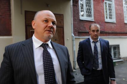 Тверской суд. На снимке: адвокат обвиняемого гражданина Армении Грачьи Арутюняна Рубен Маркарьян (слева) после рассмотрения ходатайства следователя о продлении срока ареста.  13 июля в результате ДТП под Подольском с участием рейсового автобуса и грузовика, за рулем которого был Арутюнян, погибли 18 человек и более 60 получили травмы.