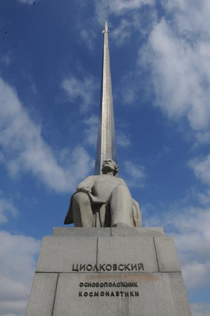 Виды Москвы. ВВЦ. Аллея Космонавтов. На снимке: памятник К. Э. Циолковскому и монумент `Покорителям космоса`.