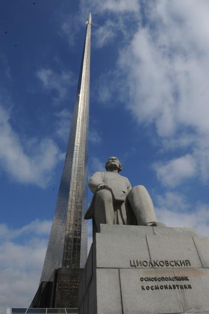 Виды Москвы. ВВЦ. Аллея Космонавтов. На снимке: памятник К. Э. Циолковскому и монумент `Покорителям космоса`.