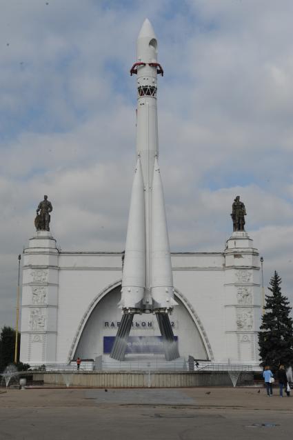 Виды Москвы. ВВЦ. На снимке: ракета `Восток`.