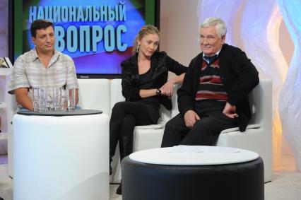 Телевидение `Комсомольская правда`. На снимке (слева направо): корреспондент КП Владимир Демченко, актриса Анна Казючиц и старший научный сотрудник отдела диаспоры и миграции Института стран СНГ Виктор Михайлов.