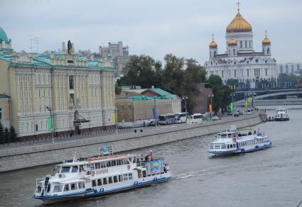 Софийская набережная. На снимке: `Дом Лобкова` (слева)  и Храм Христа Спасителя (справа).