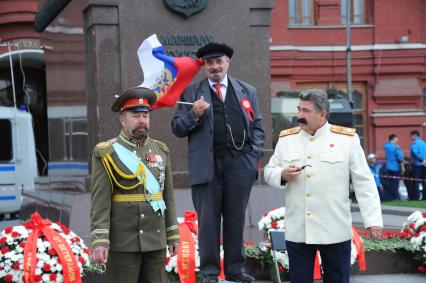 Манежная улица. На снимке: Актеры в образе Николая II, В.И.Ленина и И.В. Сталина.