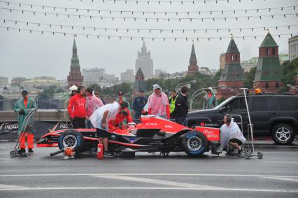 Автоспортивное шоу Moscow City Racing 2013. Гонки вокруг Кремля. На снимке: техобслуживание гоночного болида команды `Маруся` (Marussia F1 Team)