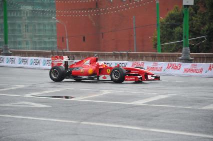 Автоспортивное шоу Moscow City Racing 2013. Гонки вокруг Кремля. На снимке: гоночный автомобиль.