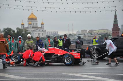 Автоспортивное шоу Moscow City Racing 2013. Гонки вокруг Кремля. На снимке: техобслуживание гоночного болида команды `Маруся` (Marussia F1 Team)