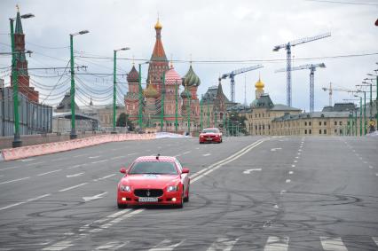 Автоспортивное шоу Moscow City Racing 2013. Гонки вокруг Кремля. На снимке:  автомобили участник шоу во время гонок.