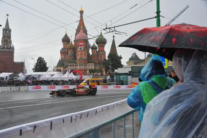 Автоспортивное шоу Moscow City Racing 2013. Гонки вокруг Кремля. На снимке: гоночный автомобиль.