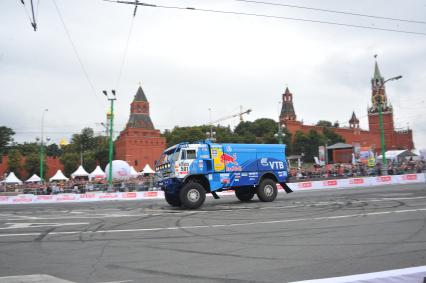 Автоспортивное шоу Moscow City Racing 2013. Гонки вокруг Кремля. На снимке: гоночный грузовик.