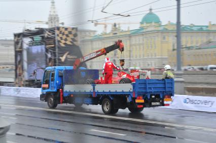 Автоспортивное шоу Moscow City Racing 2013. Гонки вокруг Кремля. На снимке: гоночный болид на эвакуаторе.