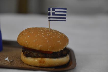 Греция. На снимке: флажок с греческим флагом в гамбургере.