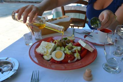 Греция. Обед в ресторане. На снимке: греческий салат.