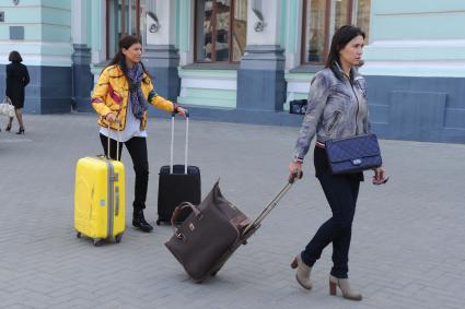 Площадь Белорусского вокзала. На снимке: девушки с чемоданами.