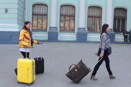 Площадь Белорусского вокзала. На снимке: девушки с чемоданами.