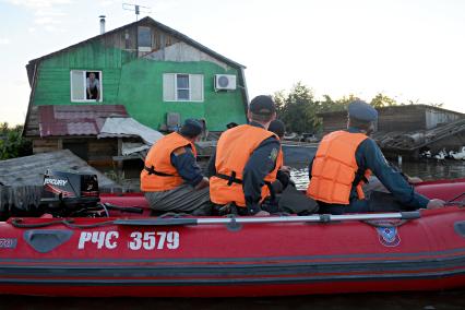 Наводнение в Приамурье. Остров Змеиный. На снимке: спасатели МЧС инспектируют зону подтопления.