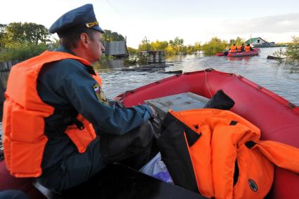 Наводнение в Приамурье. Остров Змеиный. На снимке: спасатели МЧС инспектируют зону подтопления.