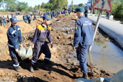 Наводнение в Приамурье. Еврейская автономная область. Село Ленинское. На снимке: спасатели МЧС строят дамбу из мешков с песком.