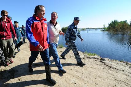 Наводнение в Приамурье. Еврейская автономная область. Село Ленинское. На снимке: главай МЧС РФ Владимир Пучков (в центре).