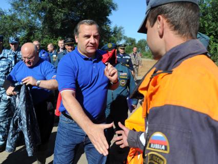 Наводнение в Приамурье. Еврейская автономная область. Село Ленинское. На снимке: глава МЧС РФ Владимир Пучков приветствует спасателей.