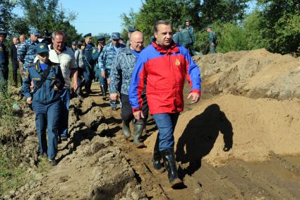 Наводнение в Приамурье. Еврейская автономная область. Село Ленинское. На снимке: глава МЧС РФ Владимир Пучков.