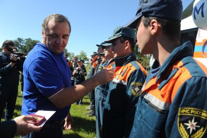 Наводнение в Приамурье. Еврейская автономная область. Село Ленинское. На снимке: глава МЧС РФ Владимир Пучков награждает спасателей.