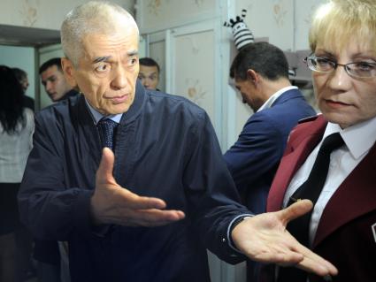 Наводнение в Приамурье. Благовещенск. На снимке: главный санитарный врач России Геннадий Онищенко во время осмотра временного жилья для пострадавших от наводнения.