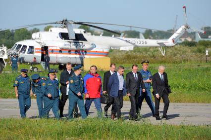 Визит В.Пучкова в Хабаровский край. На снимке: глава МЧС РФ Владимир Пучков (в центре), главный редактор, генеральный директор ИД `Комсомольская правда` Владимир Сунгоркин (четвертый справа) и главный санитарный врач РФ Геннадий Онищенко (справа).