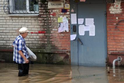 Наводнение в Приамурье.  Хабаровск. На снимке: местный житель направляется по колено в воде к своему подъезду.