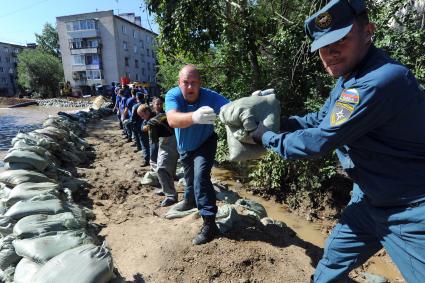 Наводнение в Приамурье. Хабаровск. На снимке: спасатели сооружают дамбу из мешков с песком.