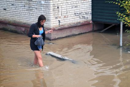 Наводнение в Приамурье.  Хабаровск. На снимке: местная жительница идет по колено в воде.