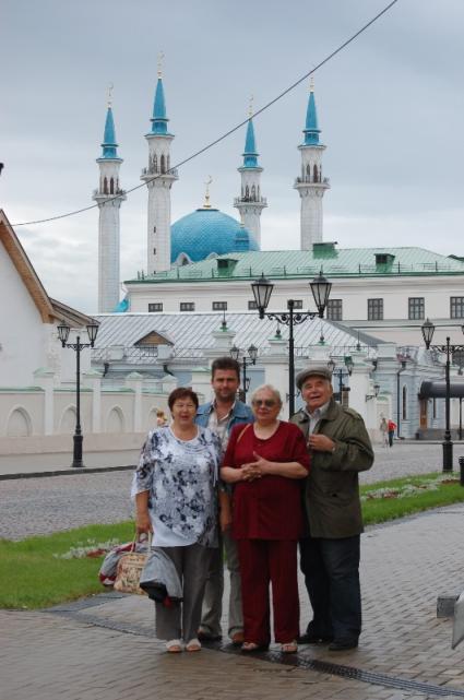 На снимке: журналист, путешественник, обозреватель КП Василий Михайлович Песков (справа) на фоне мечети Кул-Шариф в Казанском кремле.