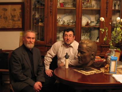 Скульптор памятника летчику Михаилу Девятаеву (слева) и сын летчика Александр Девятаев.