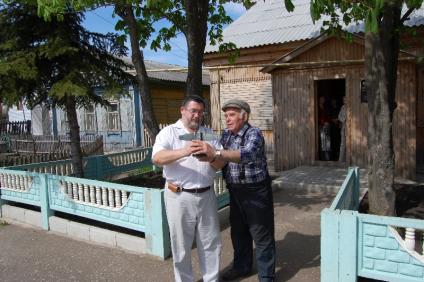 Музей Михаила Девятаева в Торбееве. На снимке: журналист, путешественник, обозреватель КП Василий Михайлович Песков (справа) c сыном летчика Александром Девятаевым.