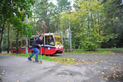 День отказа от автомобиля. На снимке: мужчина едет на  самокате.