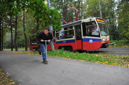 День отказа от автомобиля. На снимке: мужчина едет на  самокате.