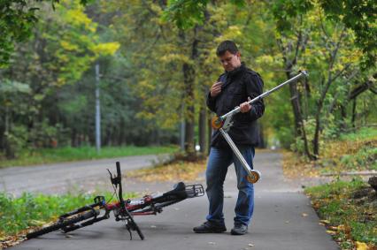 День отказа от автомобиля. На снимке: мужчина с велосипедом и самокатом.