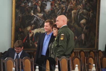 Культурный центр Вооруженных Сил. Заседание Общественного совета при Министерстве обороны РФ. На снимке: вице-президент Федерации спортивной гимнастики России Алексей Немов и лидер группы `Моральный кодекс` Сергей Мазаев (в центре слева направо)