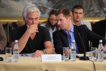 Культурный центр Вооруженных Сил. Заседание Общественного совета при Министерстве обороны РФ. На снимке: певец Александр Маршал и вице-президент Федерации спортивной гимнастики России Алексей Немов (слева направо)