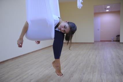 Антигравити Йога (AntiGravity Yoga). Телеведущая Ирина Шадрина в спортзале.