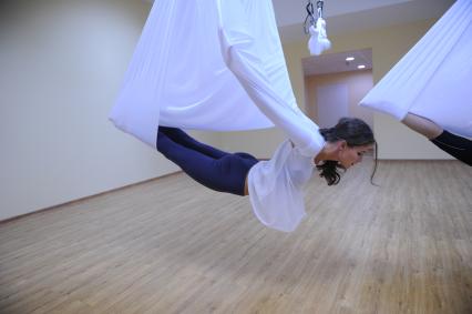 Антигравити Йога (AntiGravity Yoga). Телеведущая Ирина Шадрина в спортзале.