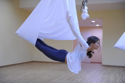 Антигравити Йога (AntiGravity Yoga). Телеведущая Ирина Шадрина в спортзале.