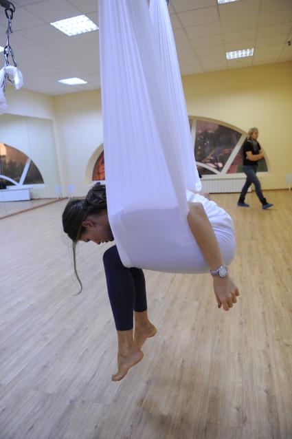 Антигравити Йога (AntiGravity Yoga). Телеведущая Ирина Шадрина в спортзале.