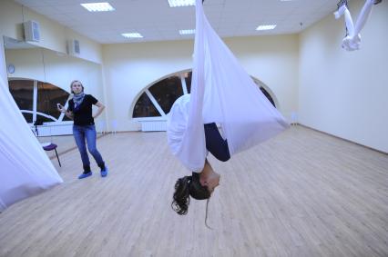 Антигравити Йога (AntiGravity Yoga). Телеведущая Ирина Шадрина (справа) в спортзале.