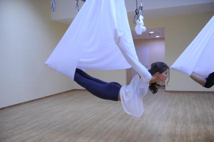 Антигравити Йога (AntiGravity Yoga). Телеведущая Ирина Шадрина в спортзале.